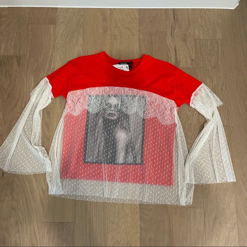 NWT Boohoo sweatshirt with lace sleeves